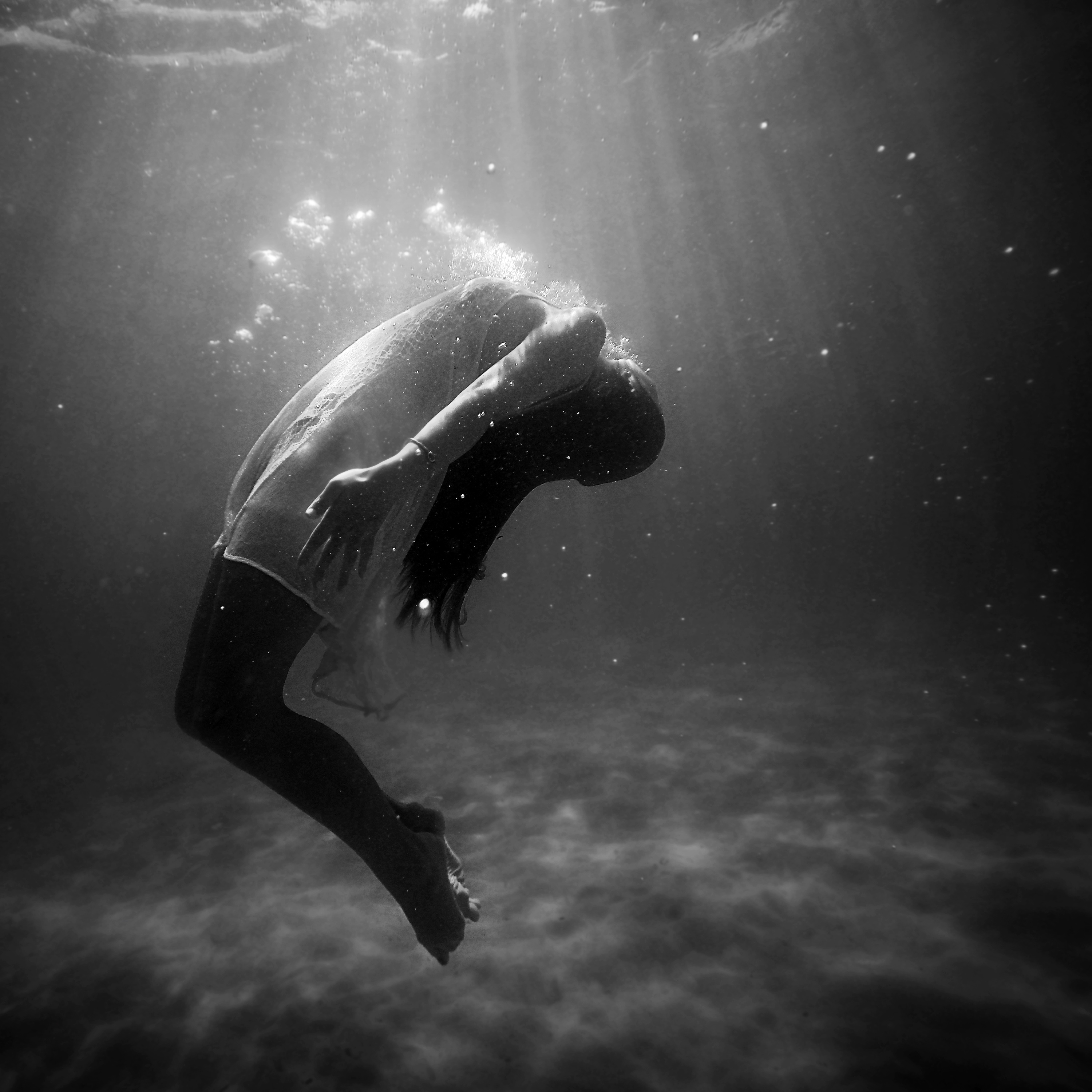 2015-10-Life-of-Pix-free-stock-photos-girl-underwater-oxygene-fashion-black-white-Joel-Campbell